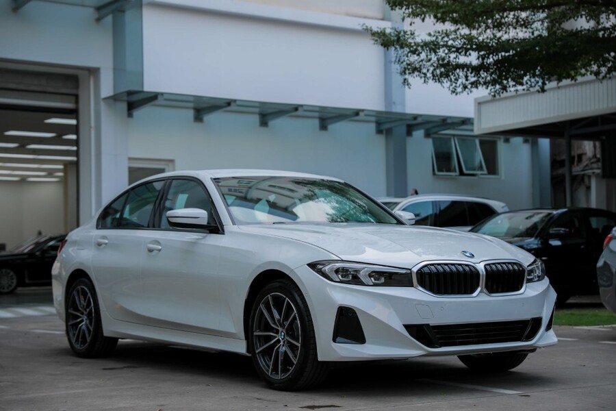 2 Tỷ Mua Xe Gì? Top Sedan Và SUV Nên Cân Nhắc 3 BMW 320i Sport Line