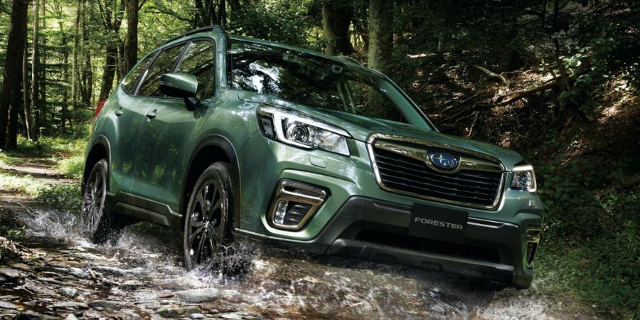 Forester – biểu tượng của xe SUV Nhật Bản đa dụng, mạnh mẽ, dễ dàng vượt mọi loại địa hình với hệ dẫn động AWD kết hợp gầm xe cao và độ bám vượt trội.
