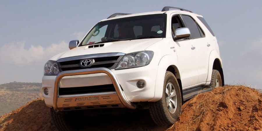 Toyota Fortuner – biểu tượng SUV gầm cao bền bỉ, lý tưởng cho địa hình Việt Nam.